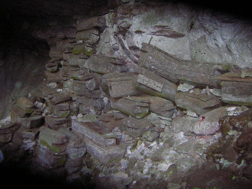 Tombes dans les grottes.