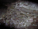 Tombes dans les grottes.