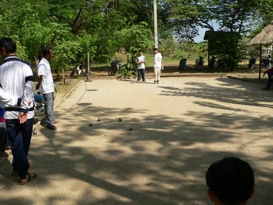 Au Laos on joue a la petanque.