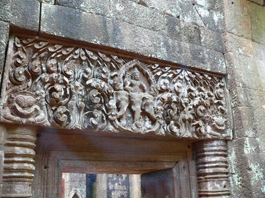 Meme fronton au Bantey Srey a Angkor.