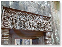 Meme fronton au Bantey Srey a Angkor.