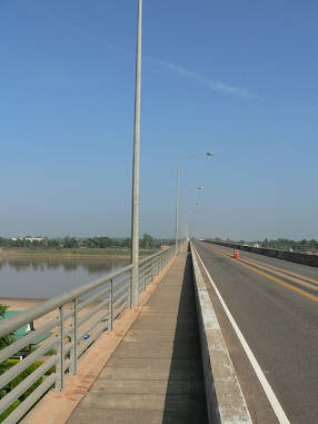 Pont de l'Amitie frontiere Laos Thailande.